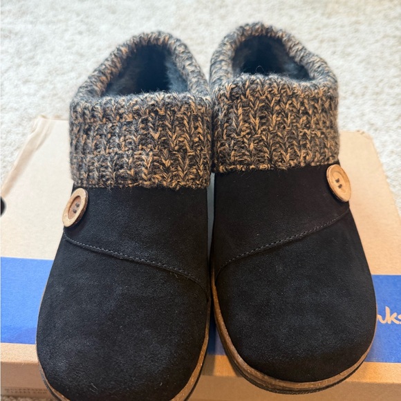 Clark’s suede indoor outdoor slippers - Picture 2 of 5